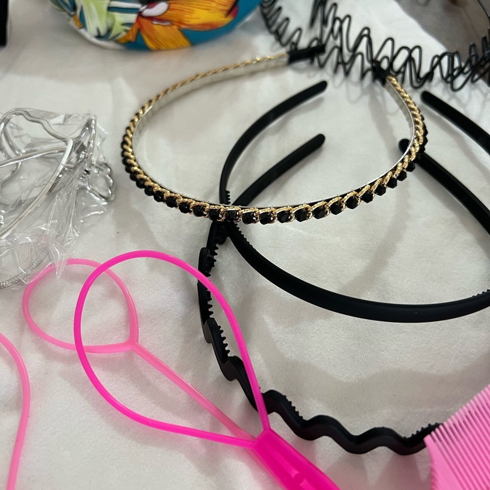 A huge bundle of Women's Hair Accessories - Picture 5 of 14